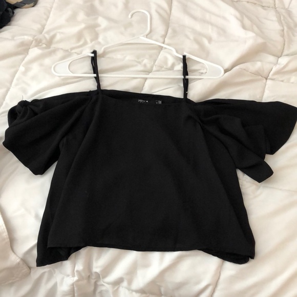 Tops - Black flowy crop top